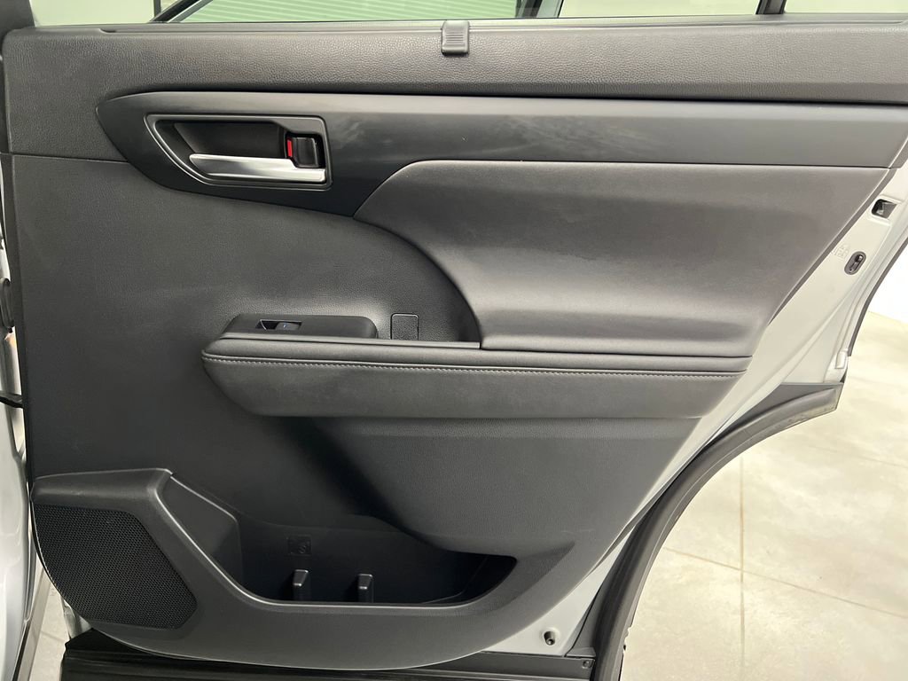 Used 2020 Toyota Highlander XLE image 21