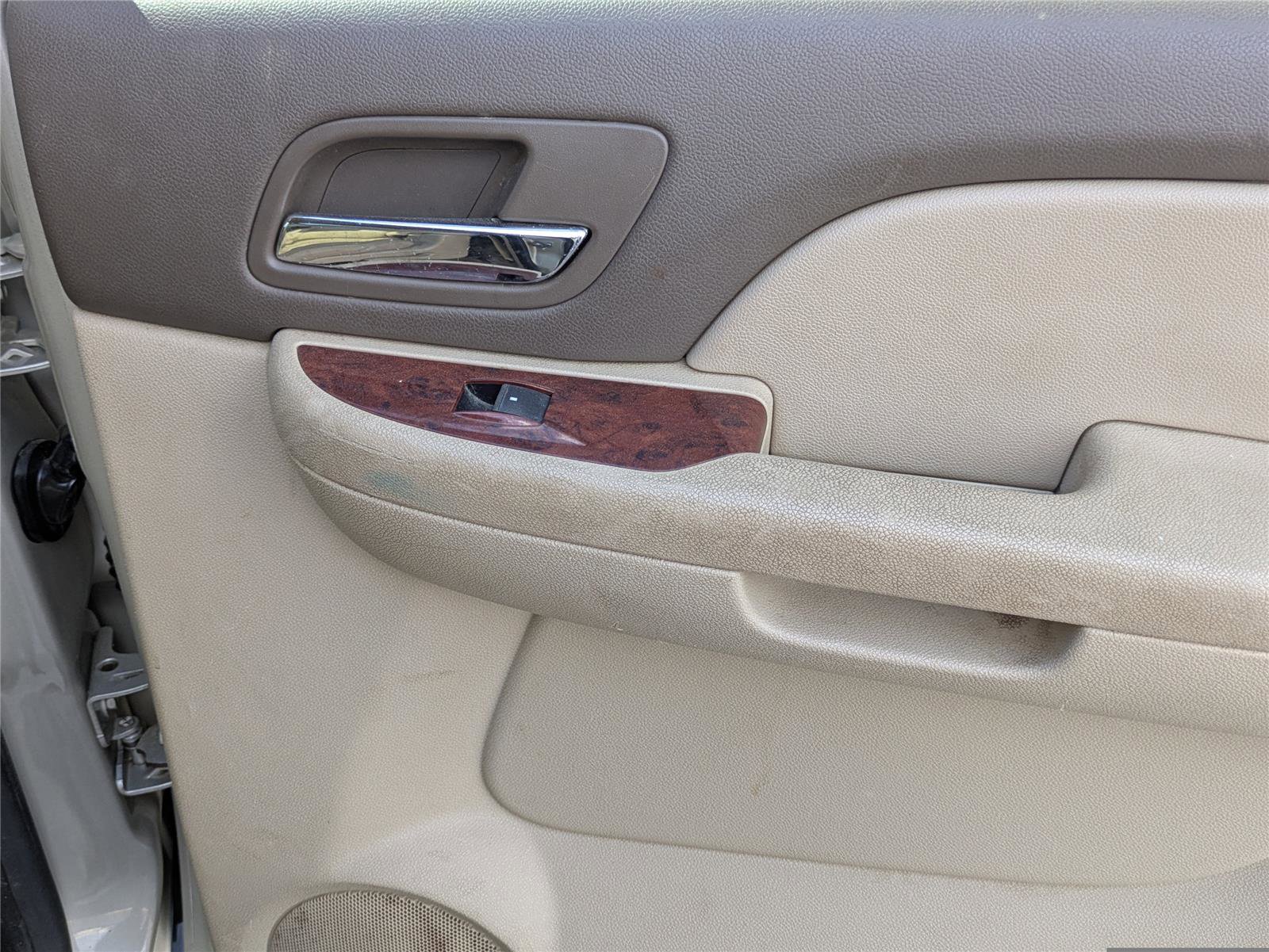 Used 2013 Chevrolet Suburban 2500 LT image 25