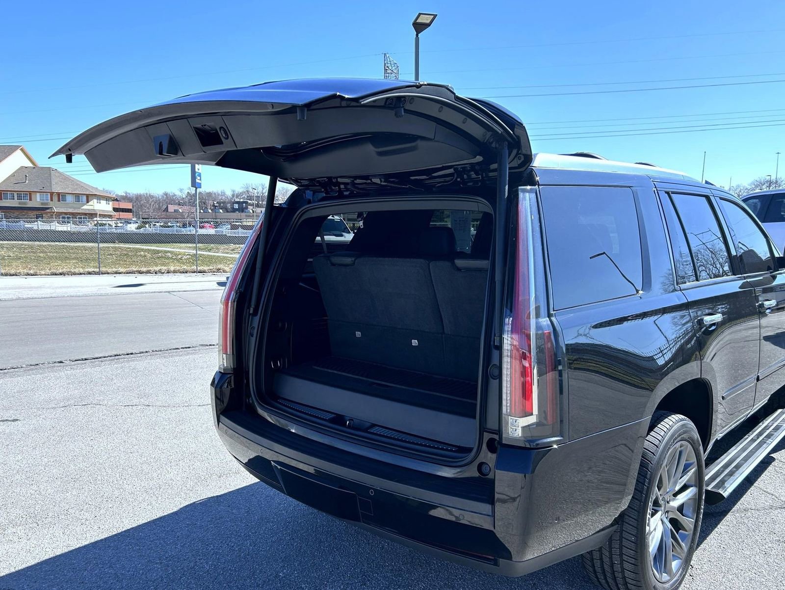 Used 2019 Cadillac Escalade Platinum w/ Escalade Sport Edition image 23