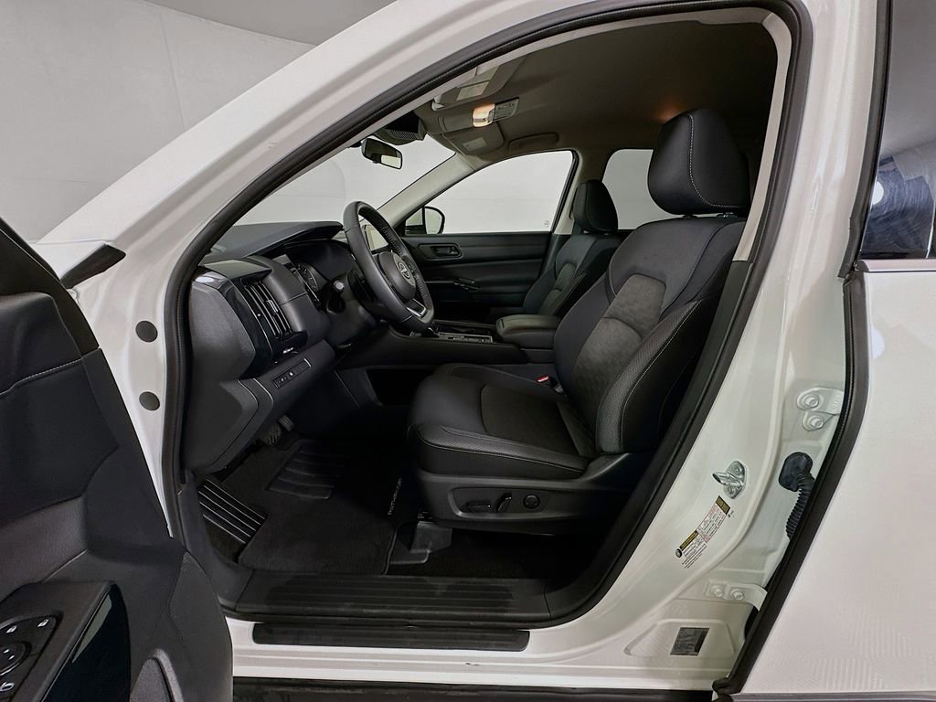 Used 2024 Nissan Pathfinder SV image 21