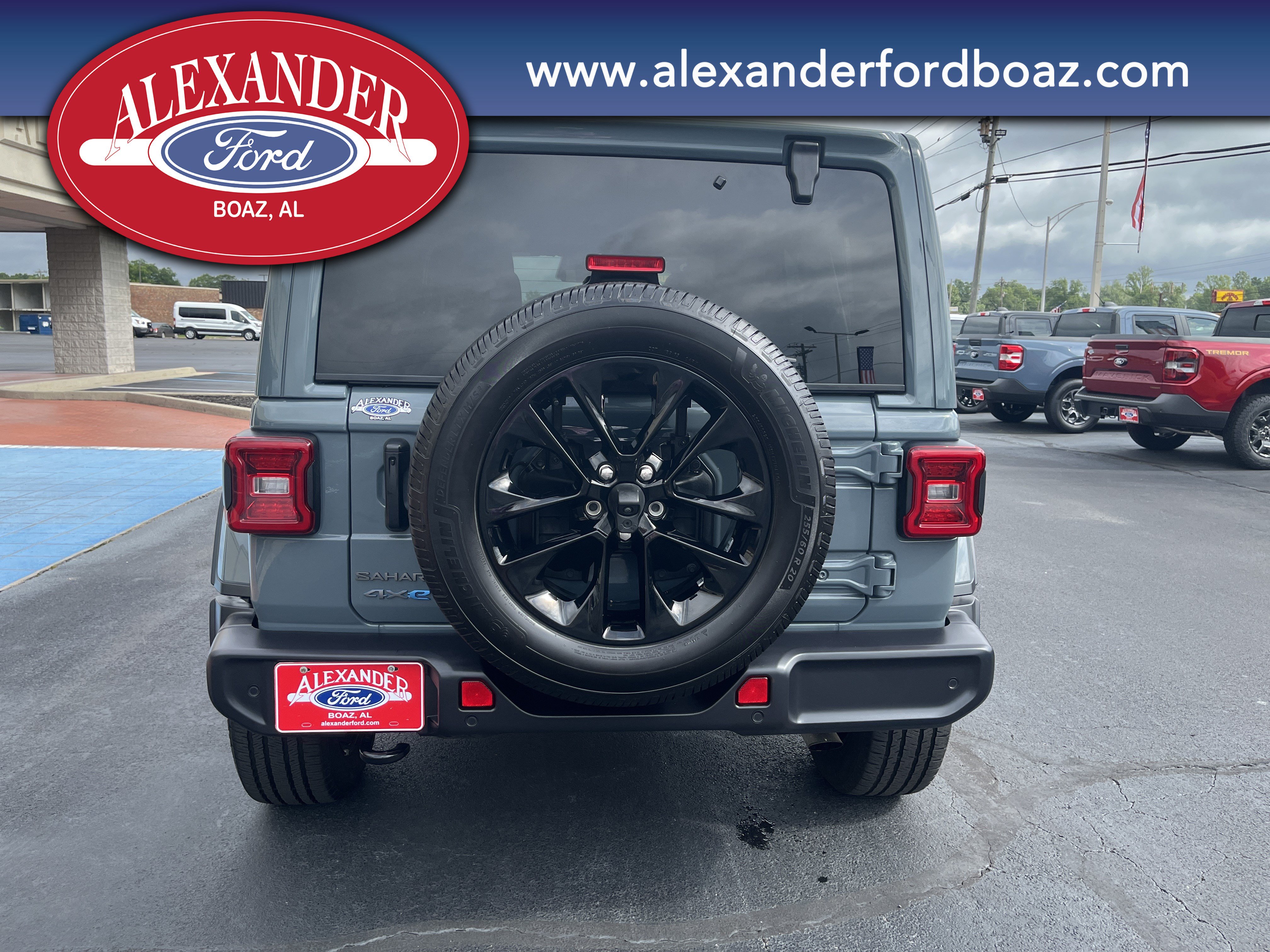 Used 2025 Jeep Wrangler Unlimited Sahara w/ Safety Group AWD/4WD image 6