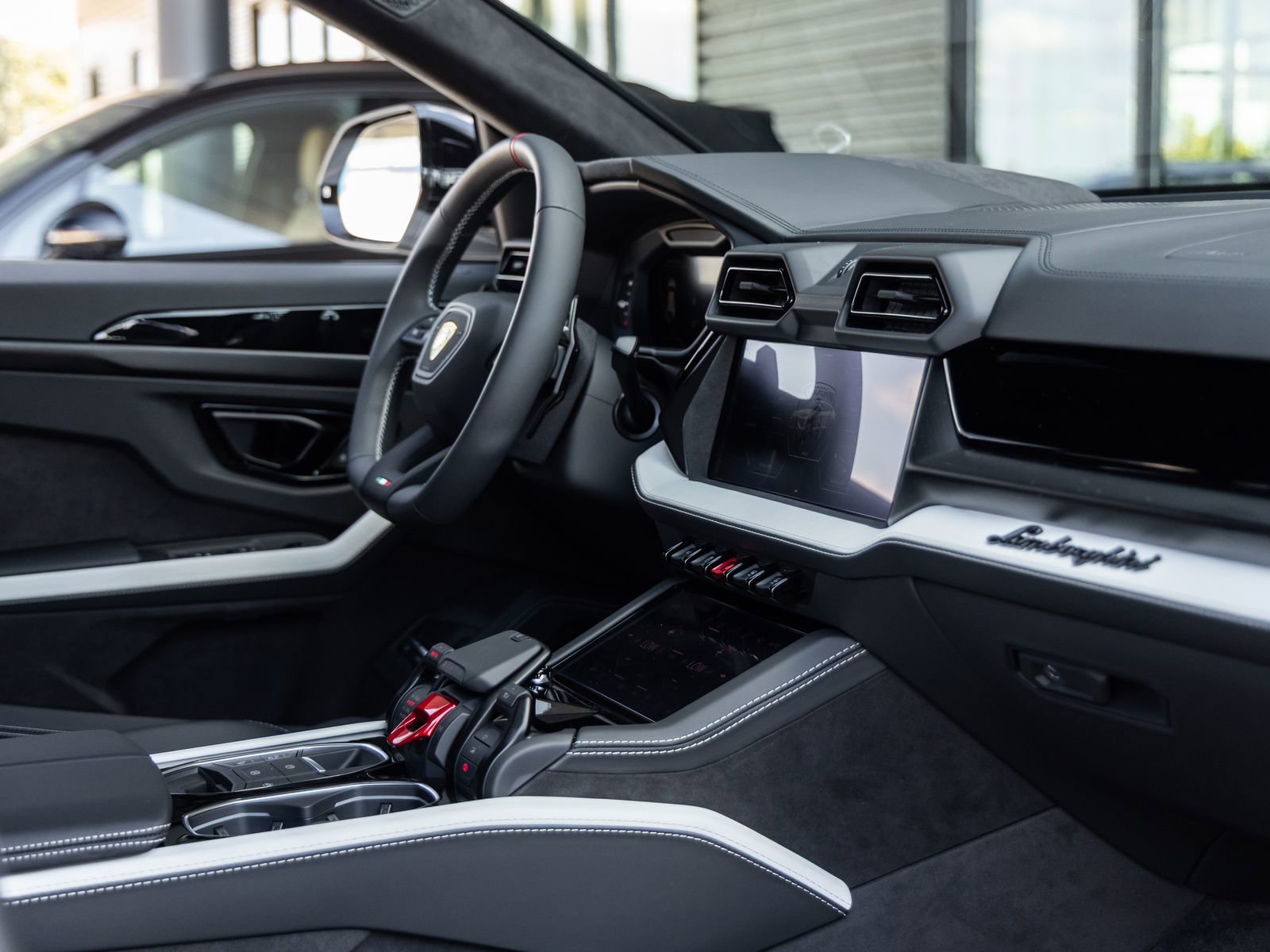Used 2025 Lamborghini Urus SE AWD/4WD image 49