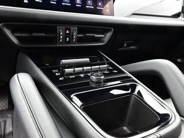 Used 2025 Porsche Cayenne Coupe image 11