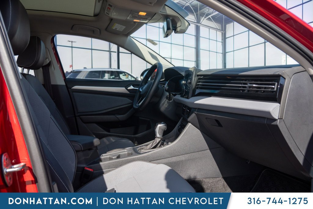 Used 2025 Volkswagen Jetta SE FWD image 28