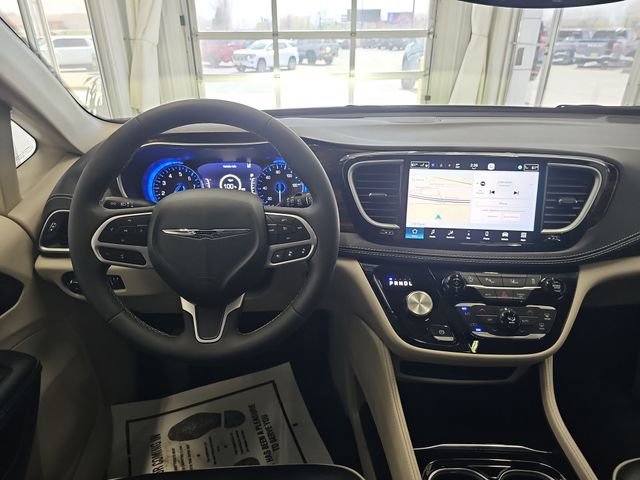 Used 2024 Chrysler Pacifica Limited FWD image 13