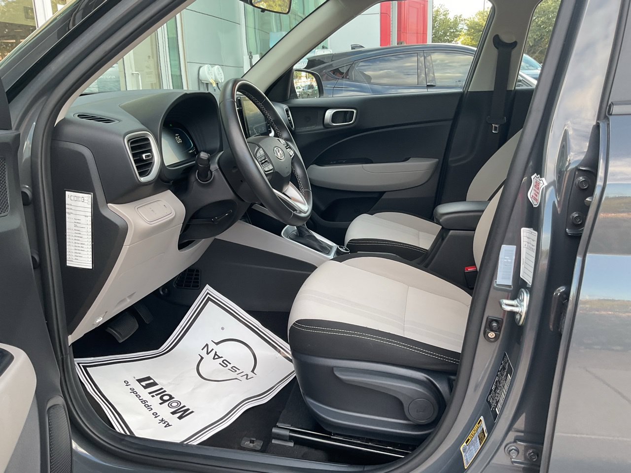 Used 2025 Hyundai Venue SEL FWD image 8