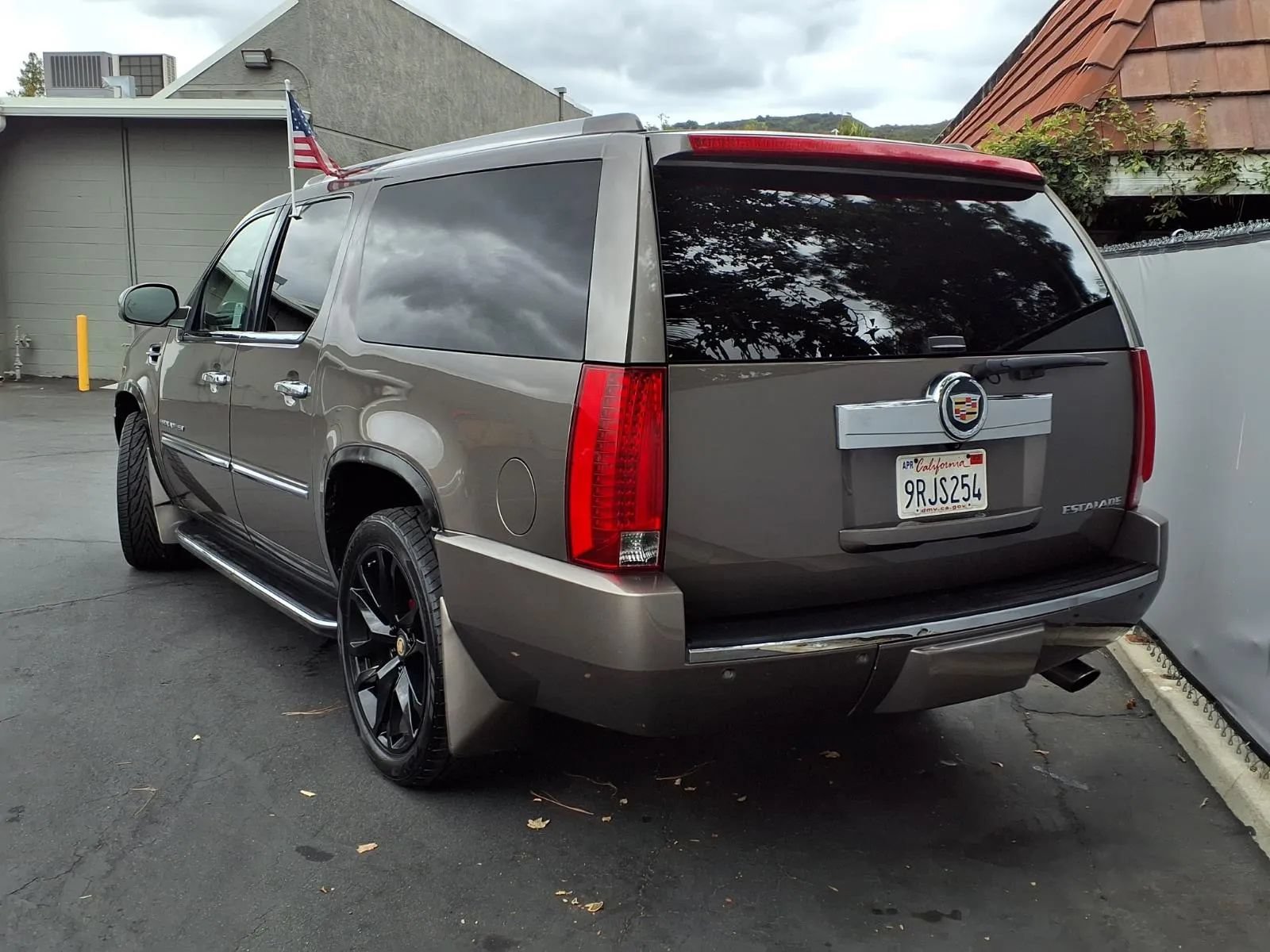 Used 2013 Cadillac Escalade ESV Luxury AWD/4WD image 5