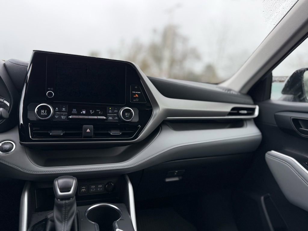 Used 2023 Toyota Highlander LE image 25