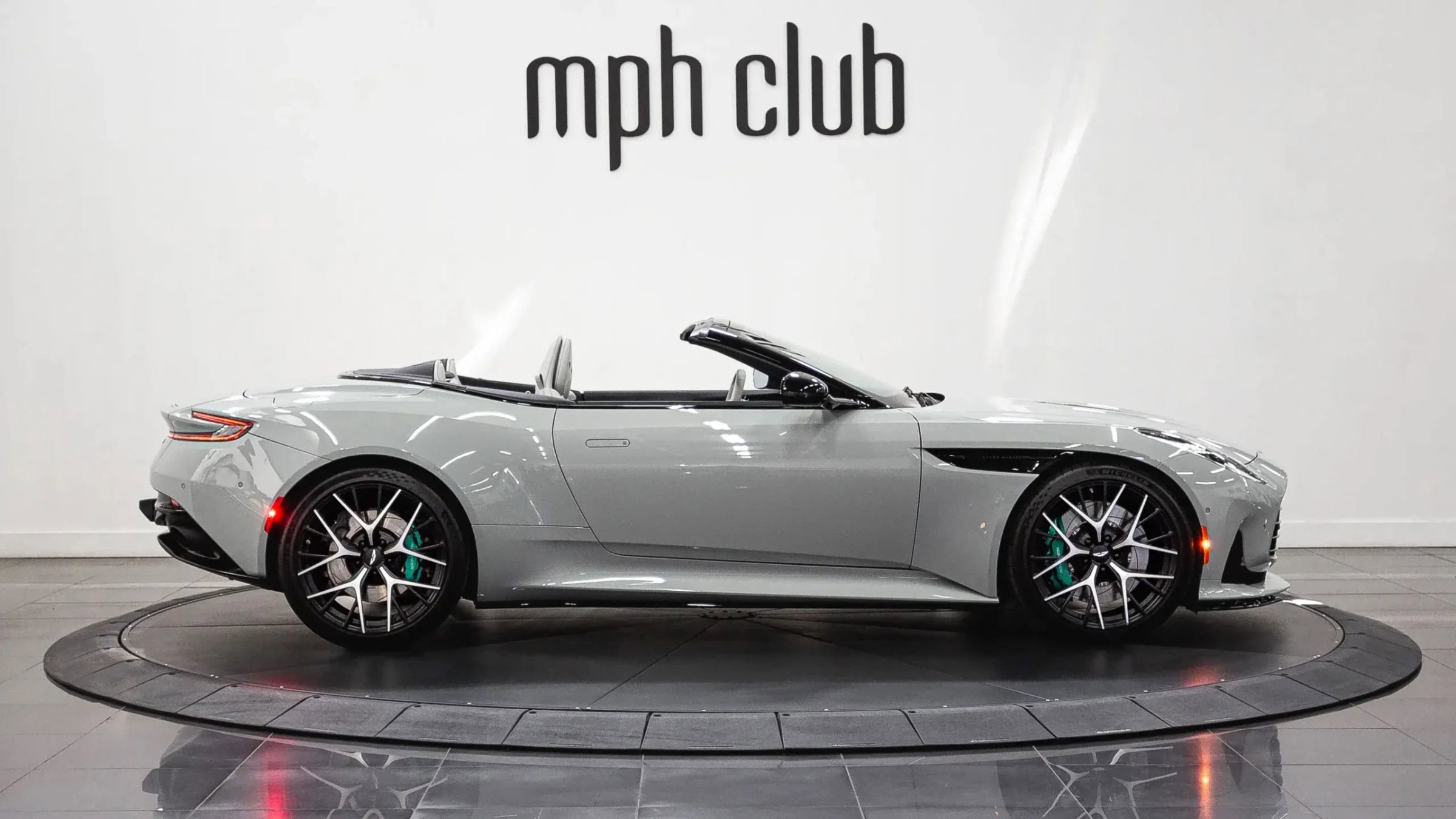 Used 2024 Aston Martin DB12 Convertible image 7