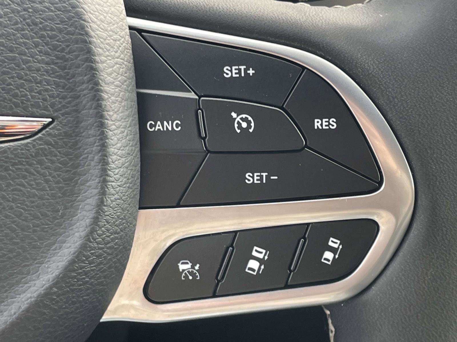 Used 2025 Chrysler Pacifica Select image 21