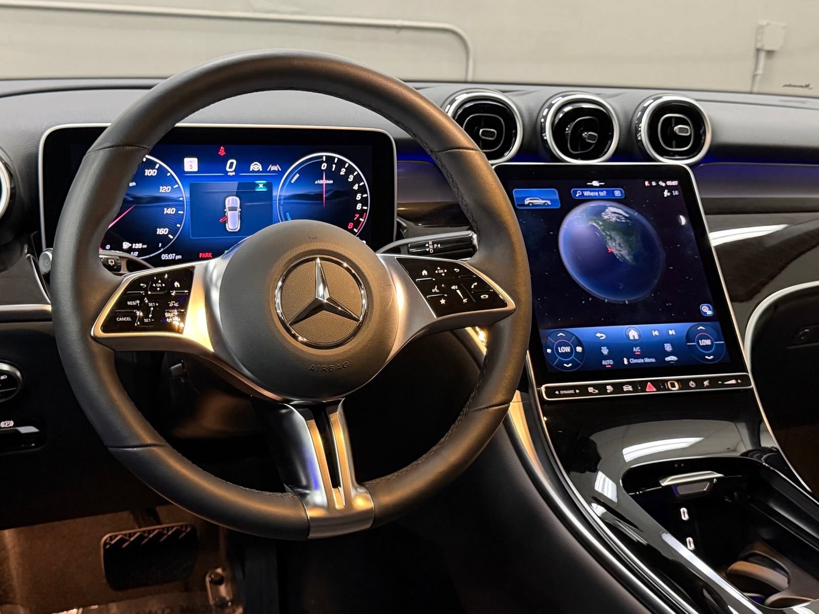 Used 2025 Mercedes-Benz GLC 350e 4MATIC image 36