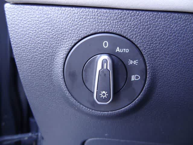 Used 2025 Volkswagen Taos SE FWD image 15