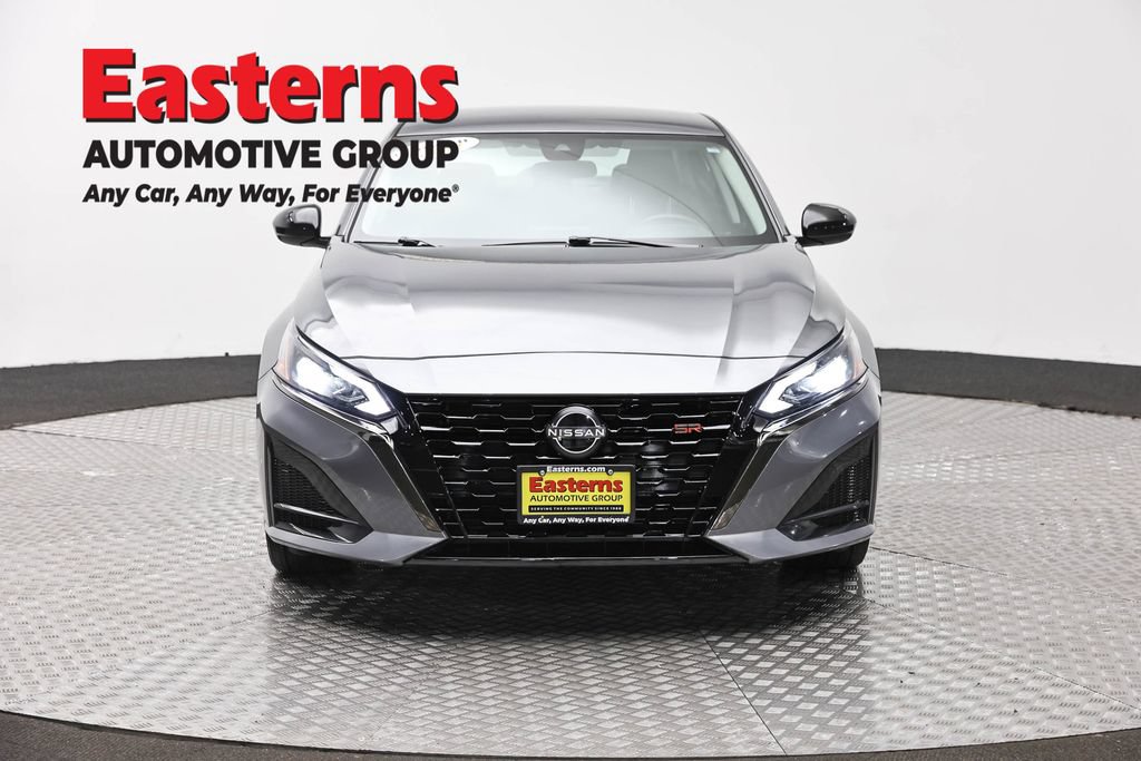 Used 2023 Nissan Altima 2.5 SR FWD image 2