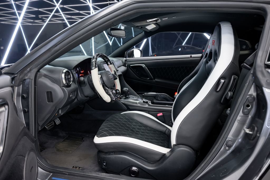 Used 2018 Nissan GT-R Premium image 34