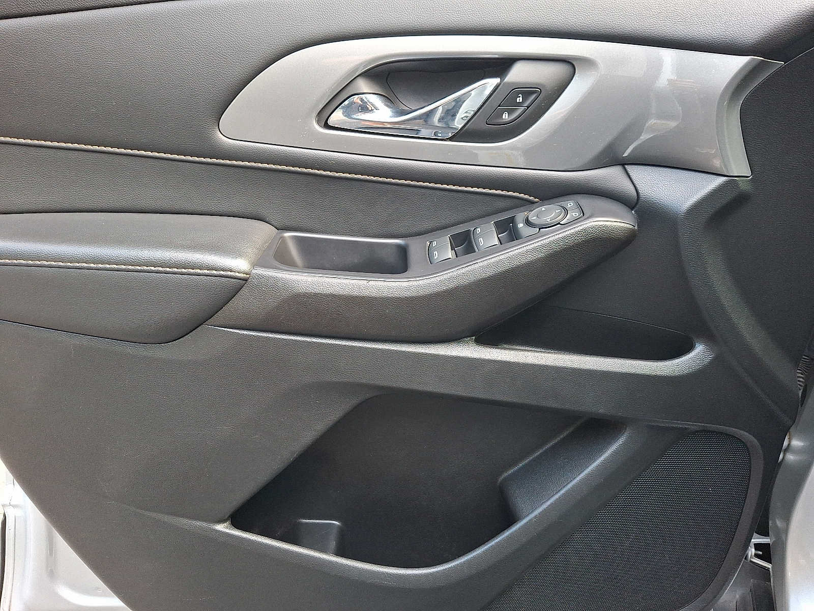 Used 2021 Chevrolet Traverse LS AWD/4WD image 12