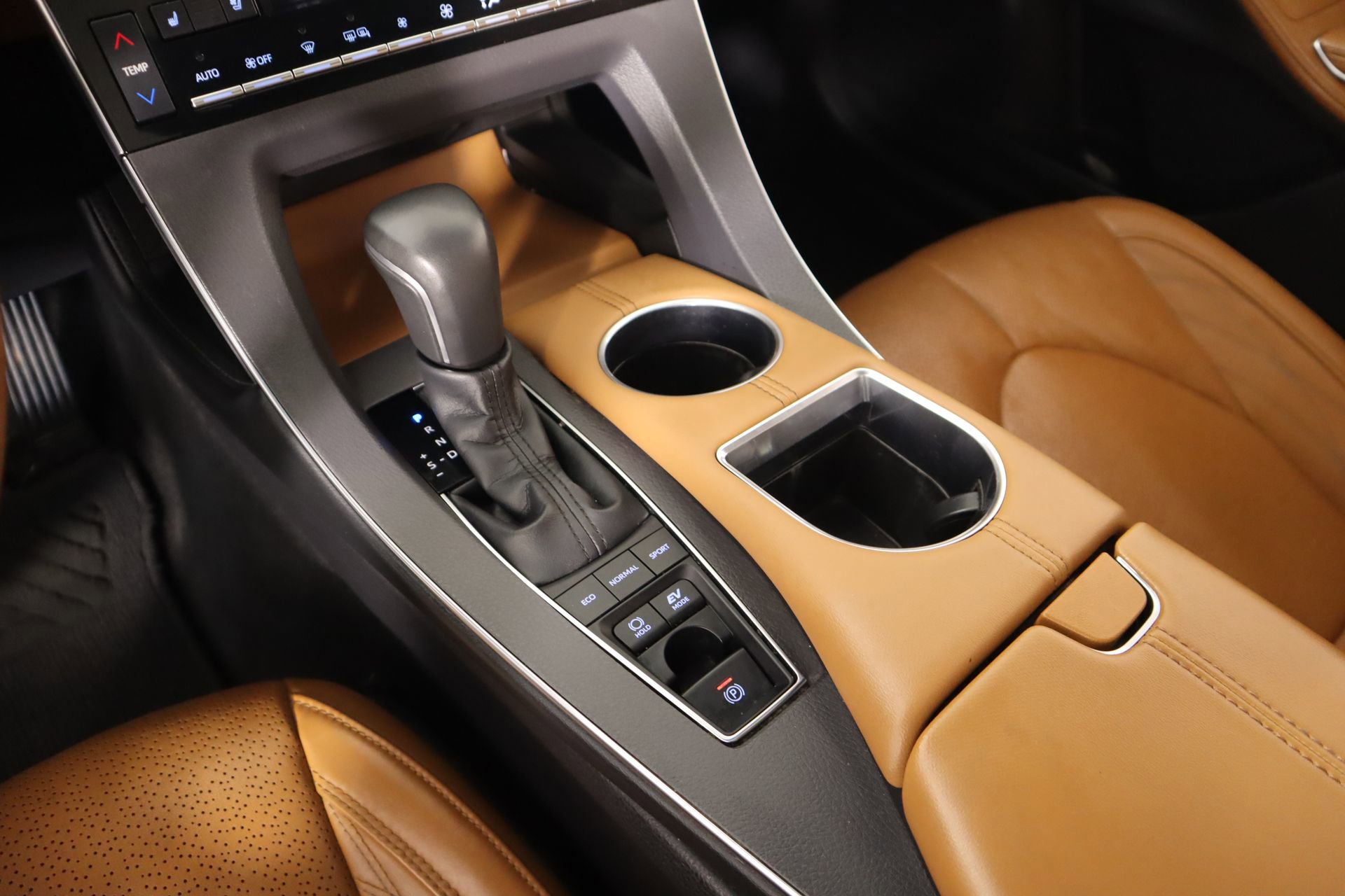 Used 2019 Toyota Avalon Limited image 9