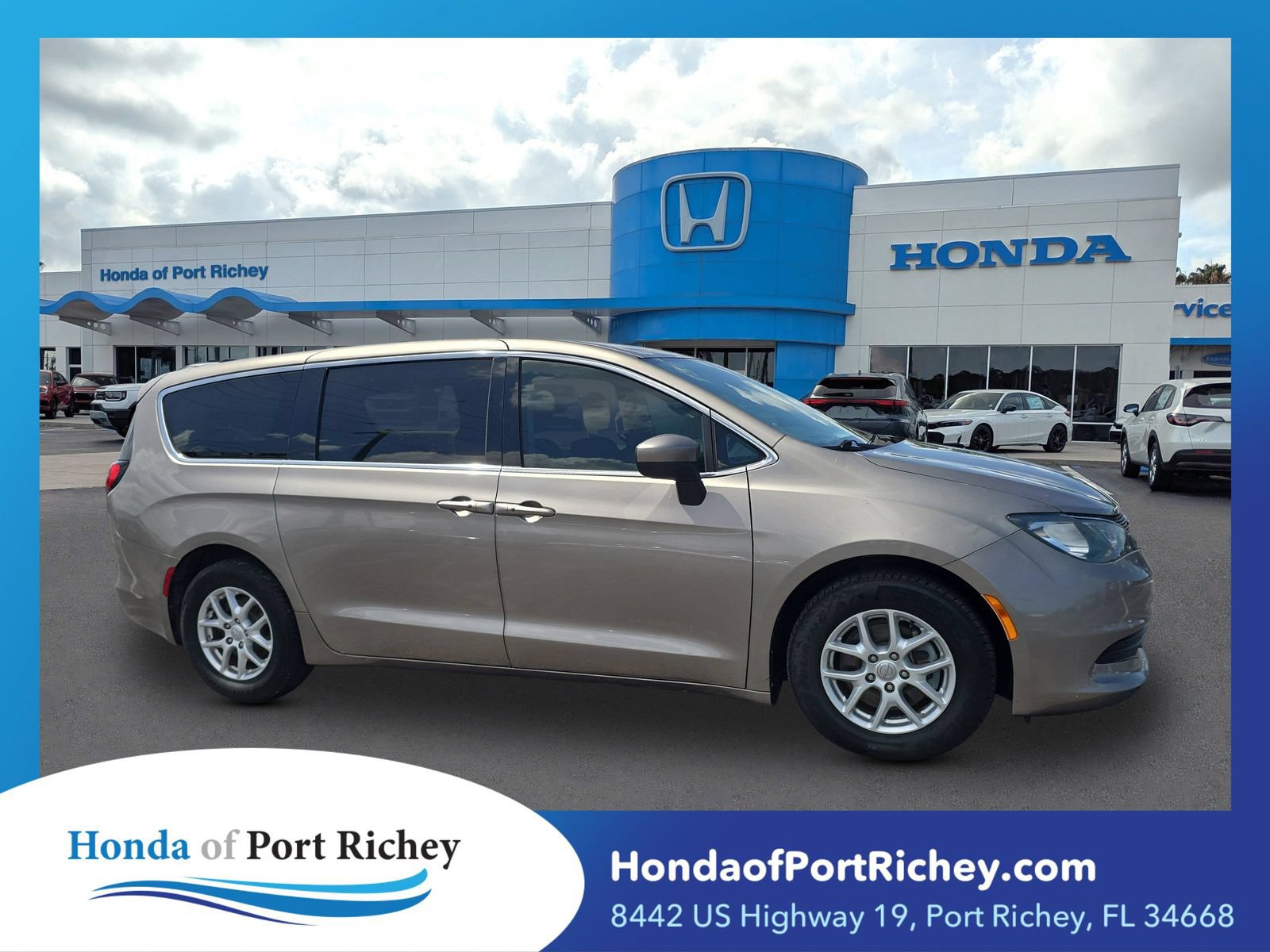 Used 2017 Chrysler Pacifica Touring FWD image 1