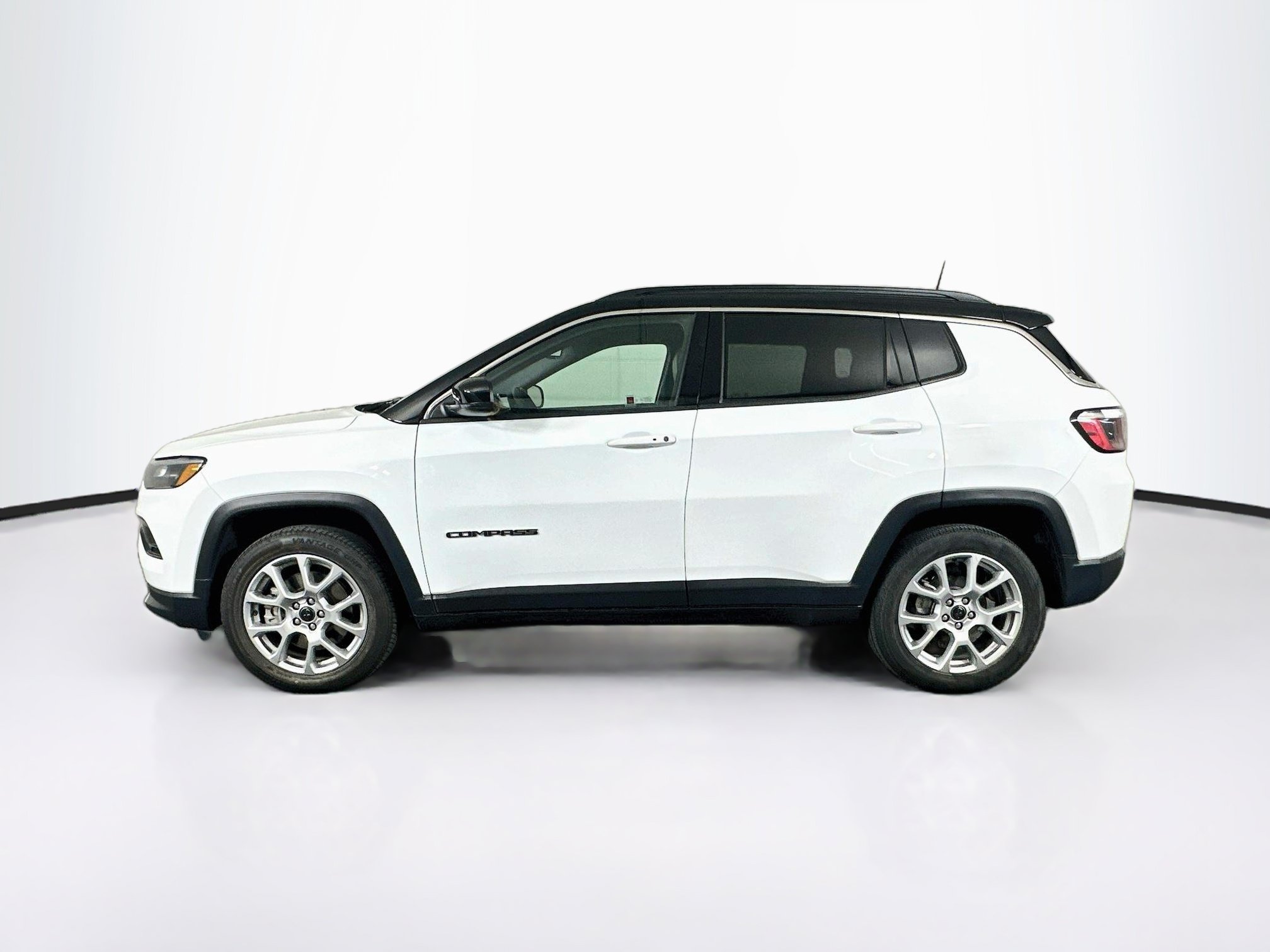 Used 2025 Jeep Compass Limited AWD/4WD image 4