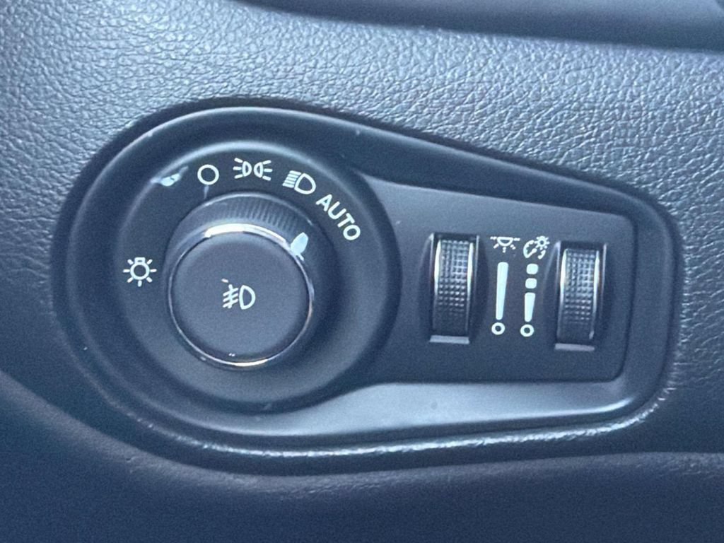 Used 2019 Jeep Renegade Trailhawk AWD/4WD image 24