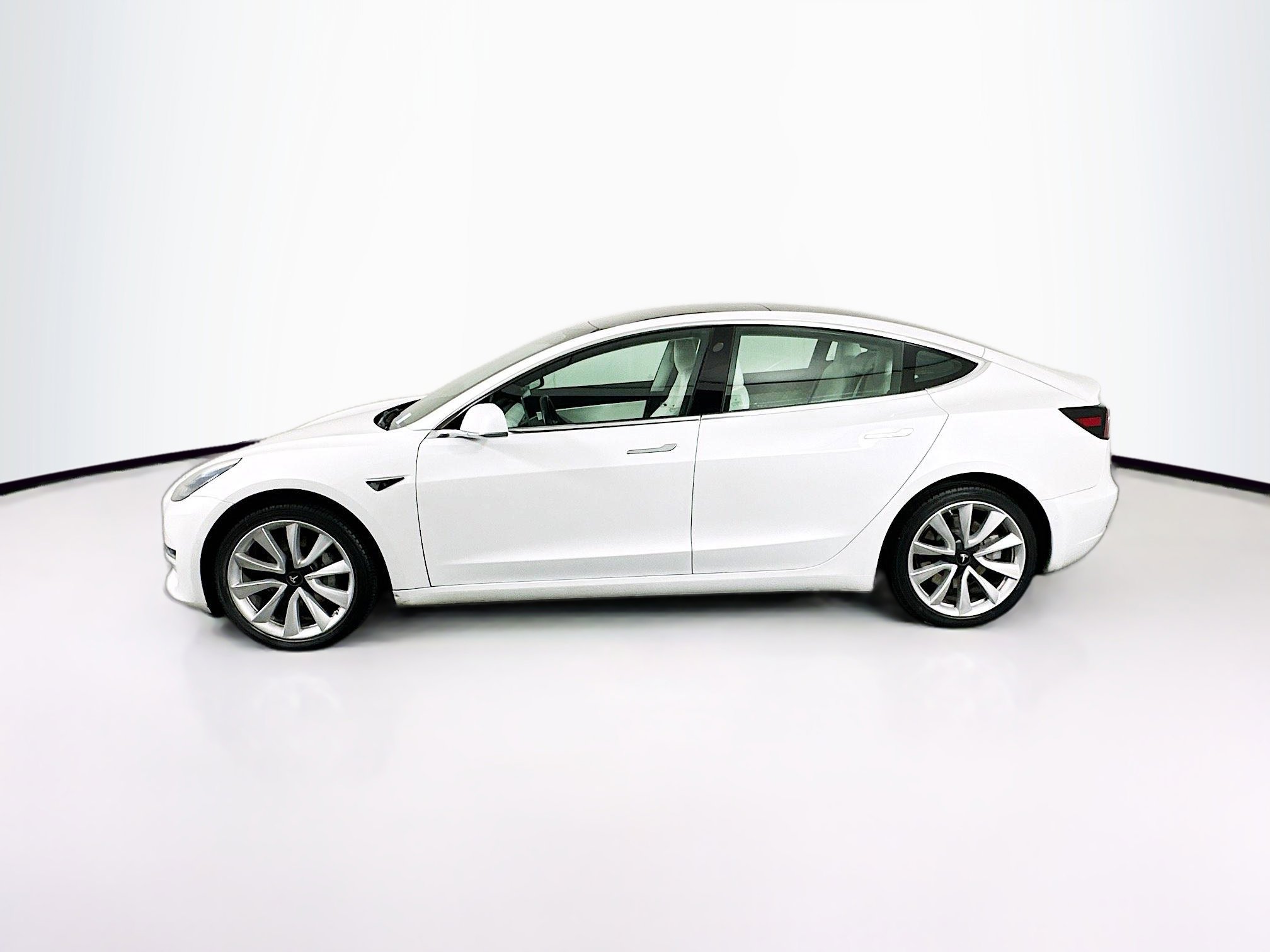 Used 2020 Tesla Model 3 Standard Range Plus image 4