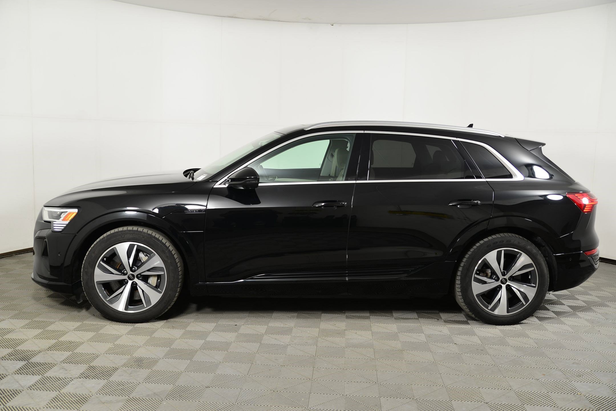 Certified 2024 Audi Q8 e-tron Premium Plus w/ Premium Plus Package image 2