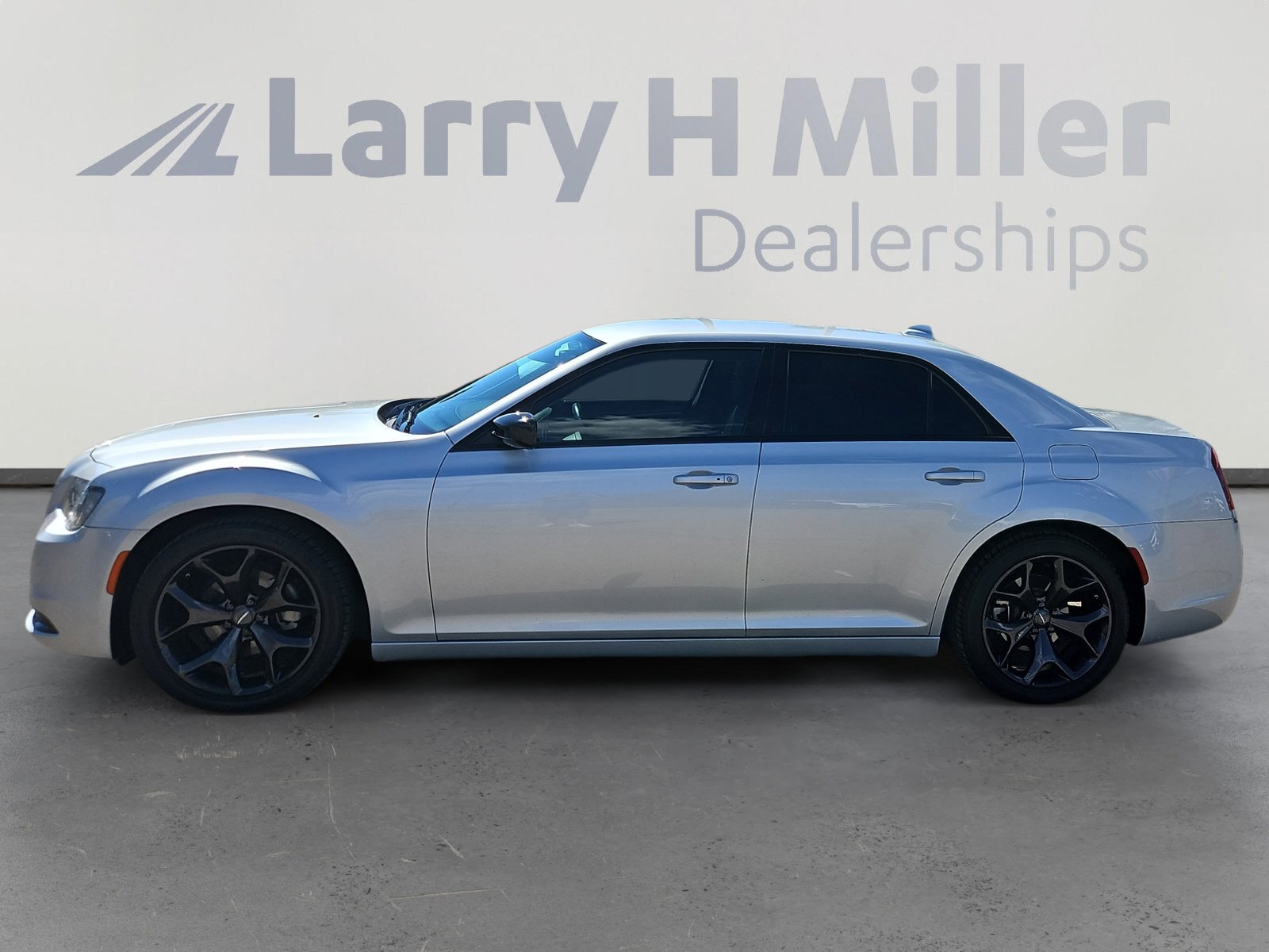 Used 2022 Chrysler 300 Touring w/ Sport Appearance Package image 2