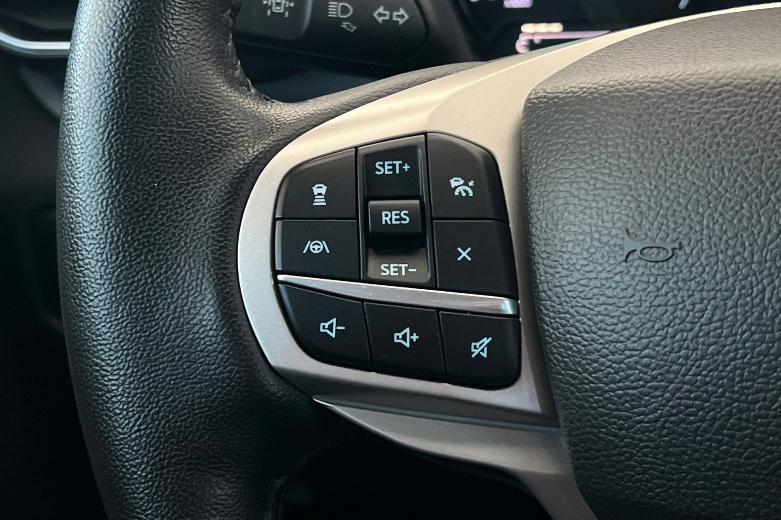 Used 2022 Ford Explorer XLT w/ Equipment Group 202A RWD image 38