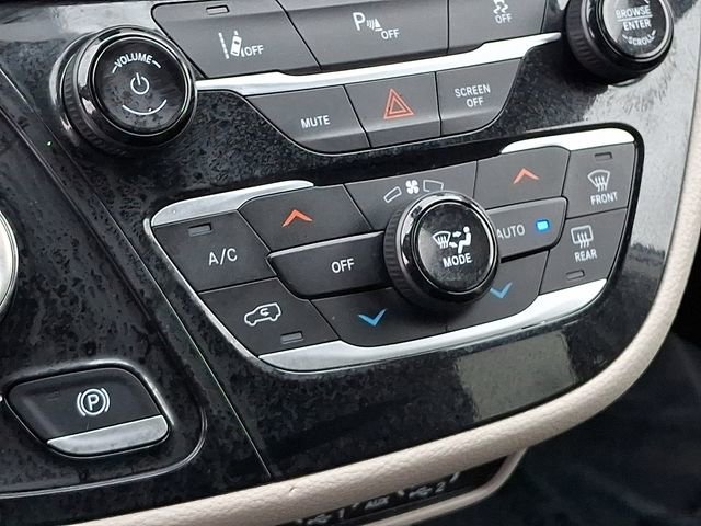 Used 2024 Chrysler Pacifica Select image 19