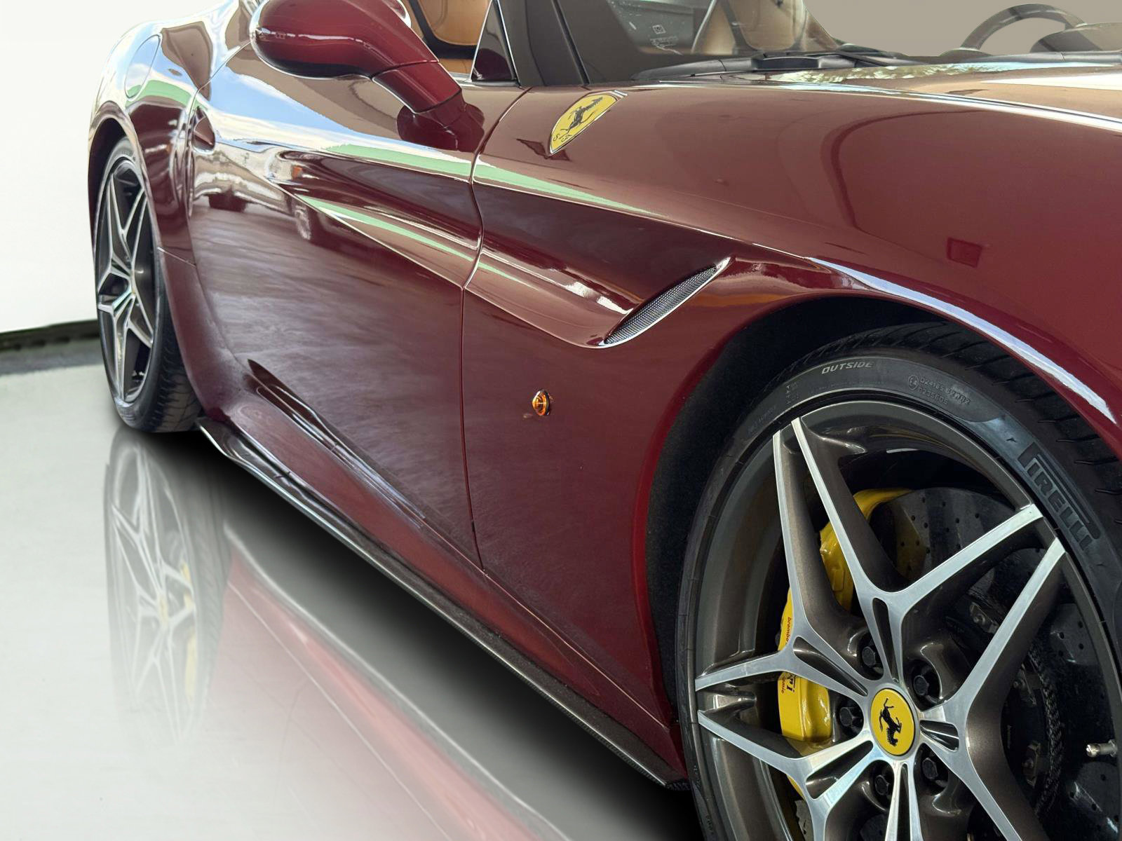 Used 2017 Ferrari California T image 27