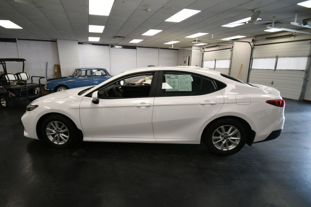 Used 2025 Toyota Camry LE image 4