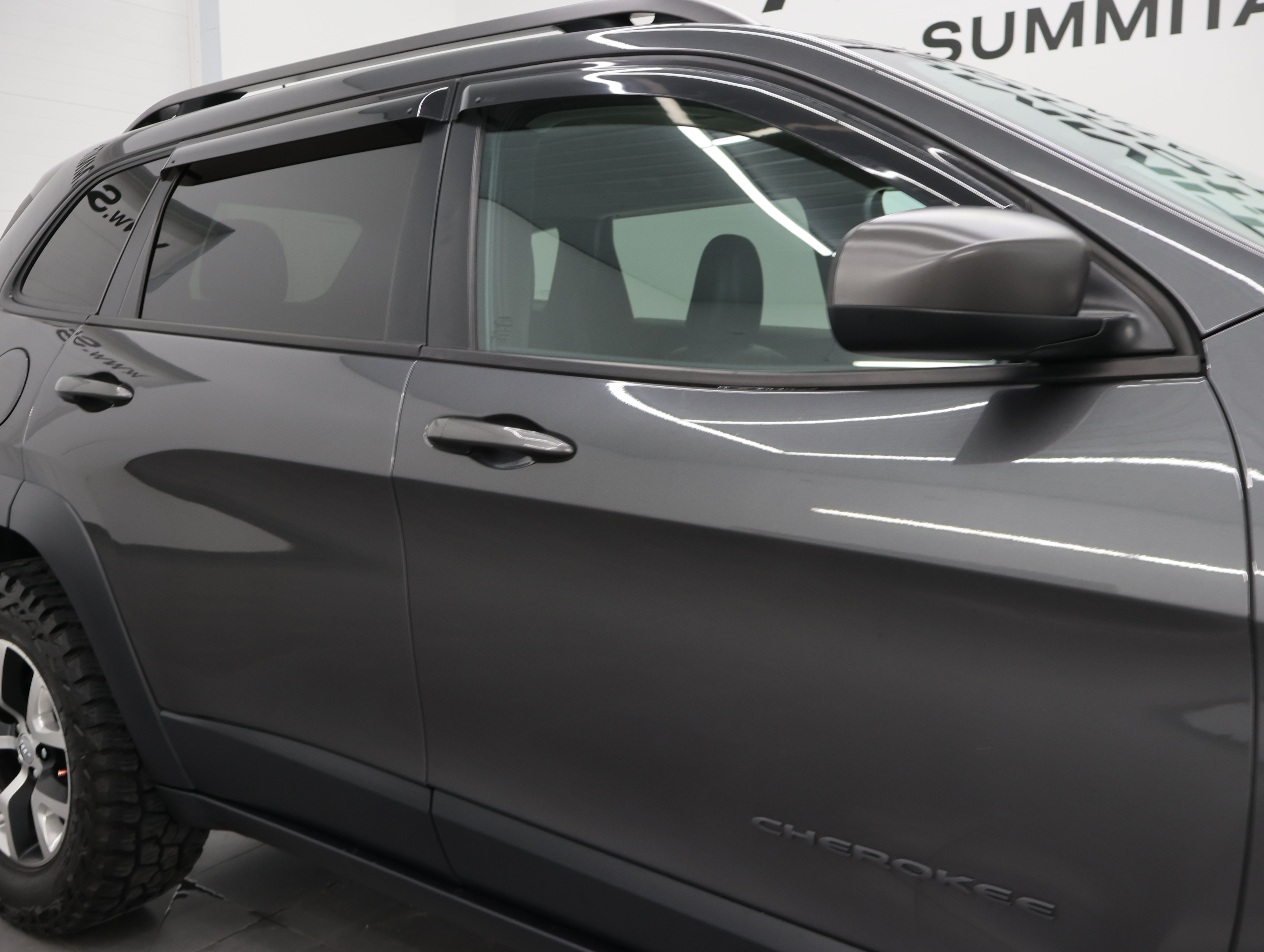 Used 2015 Jeep Cherokee Trailhawk w/ Leather Interior Group AWD/4WD image 23