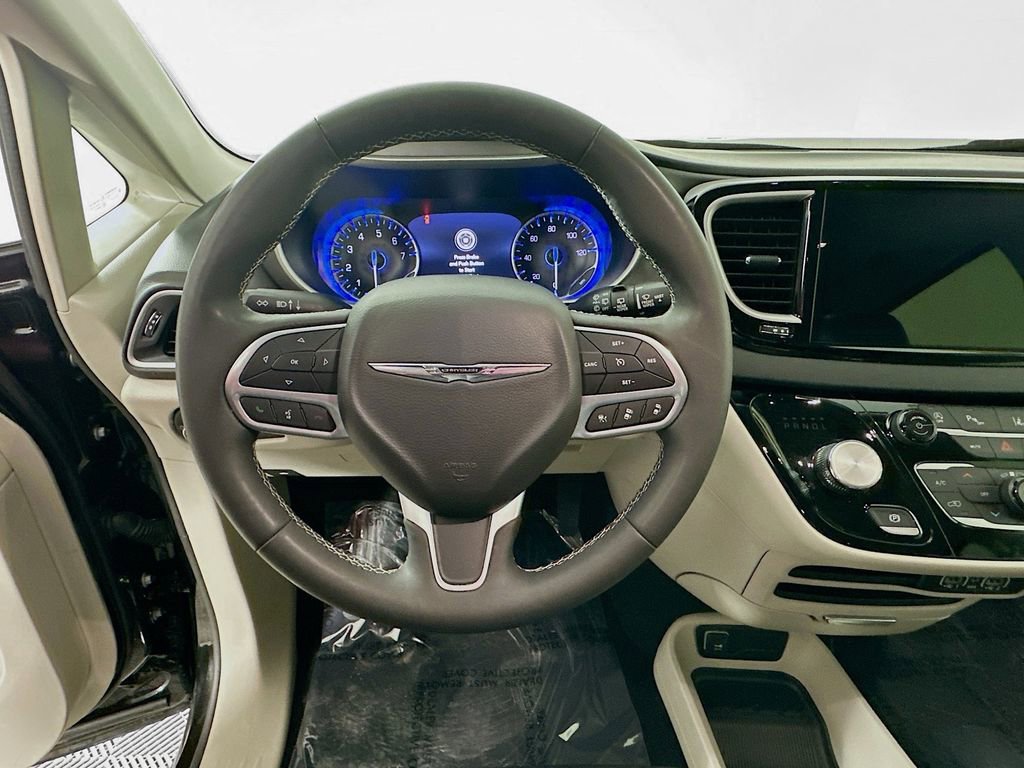 Certified 2024 Chrysler Pacifica Touring-L image 18