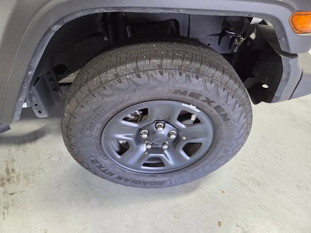 Used 2025 Jeep Wrangler Sport AWD/4WD image 15
