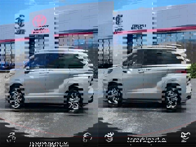 Certified 2024 Toyota Sienna Limited image 2