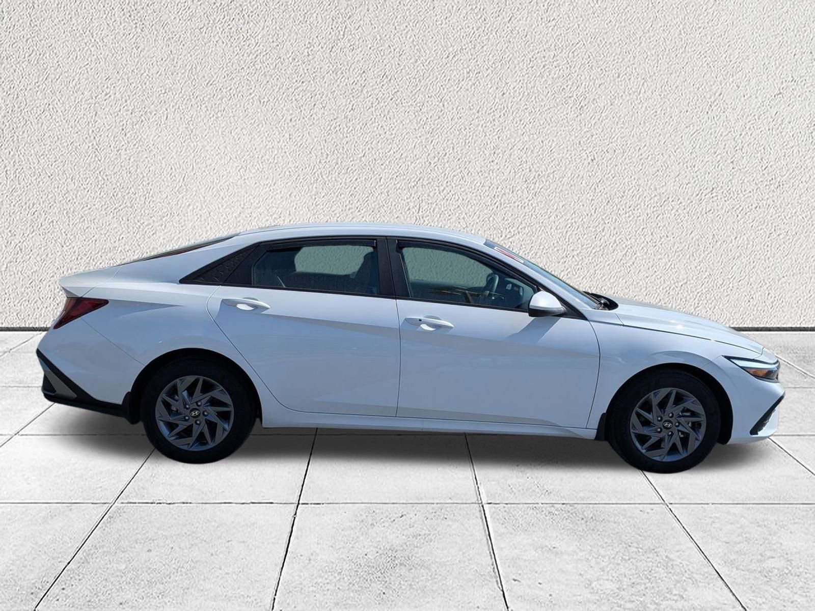 Used 2024 Hyundai Elantra SEL image 2