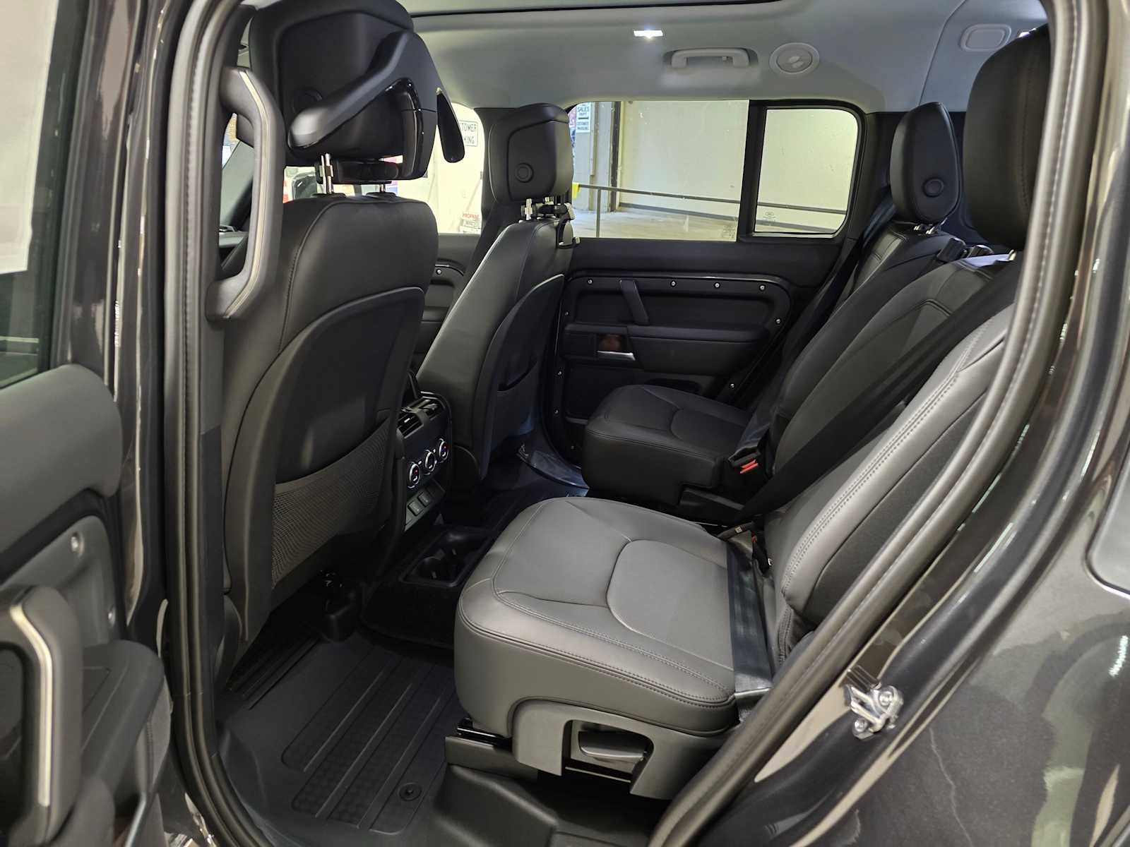 New 2026 Land Rover Defender 130 X-Dynamic SE image 18