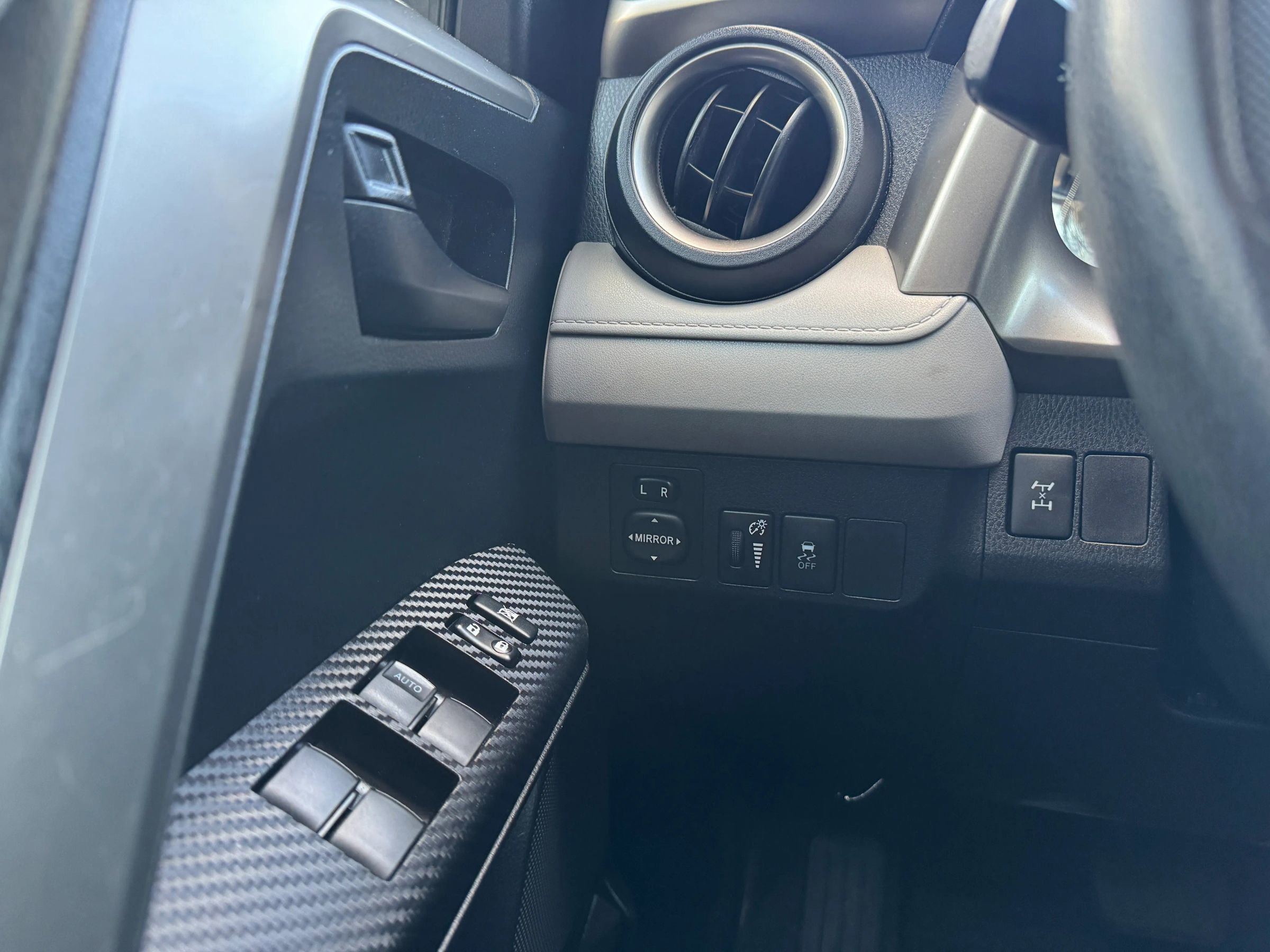 Used 2015 Toyota RAV4 LE image 24