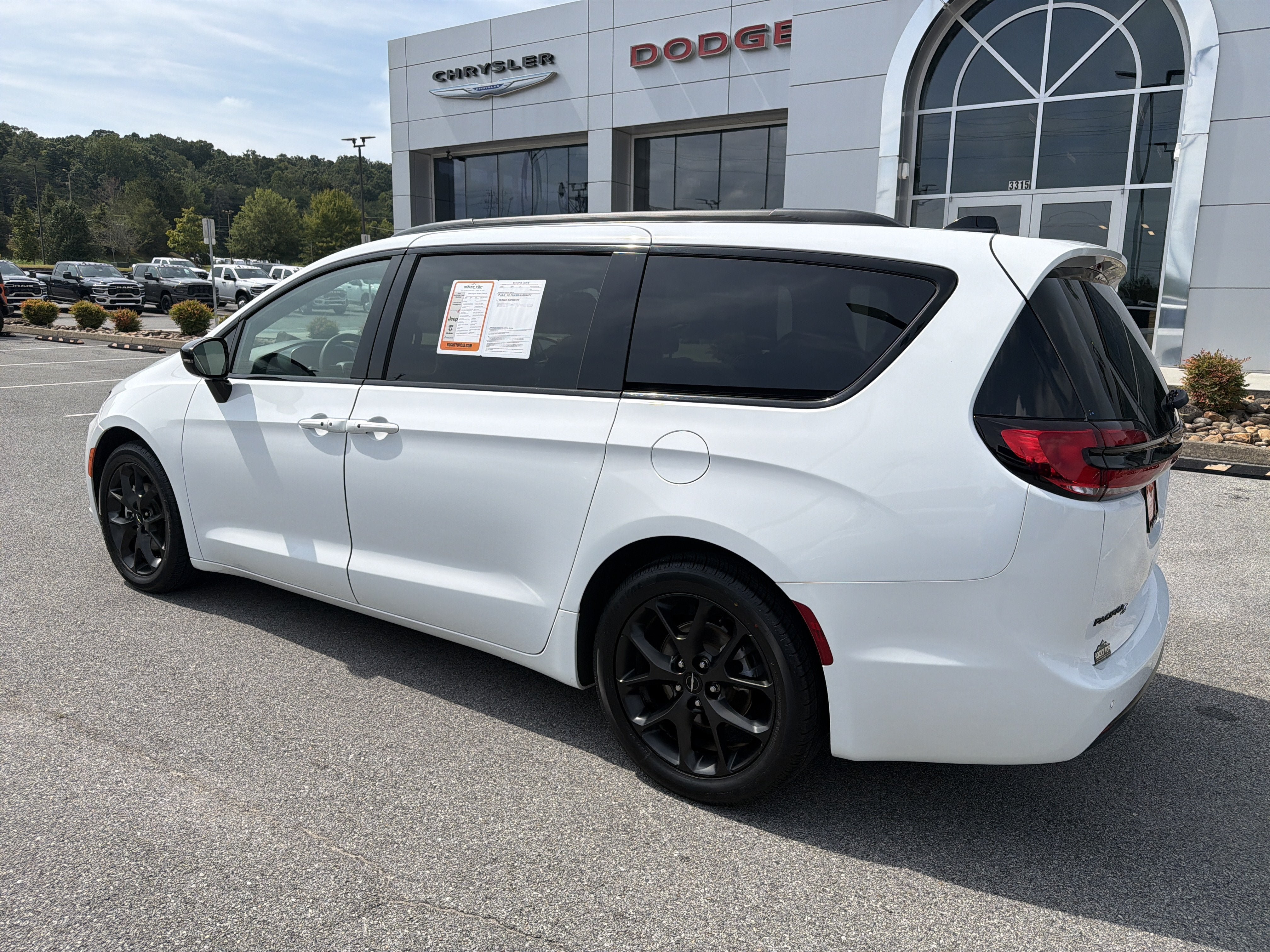 Used 2025 Chrysler Pacifica Limited FWD image 12