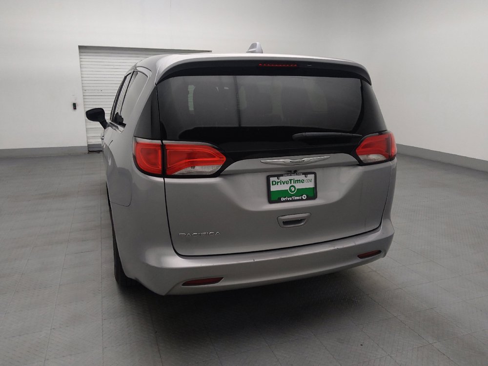 Used 2017 Chrysler Pacifica Touring FWD image 6