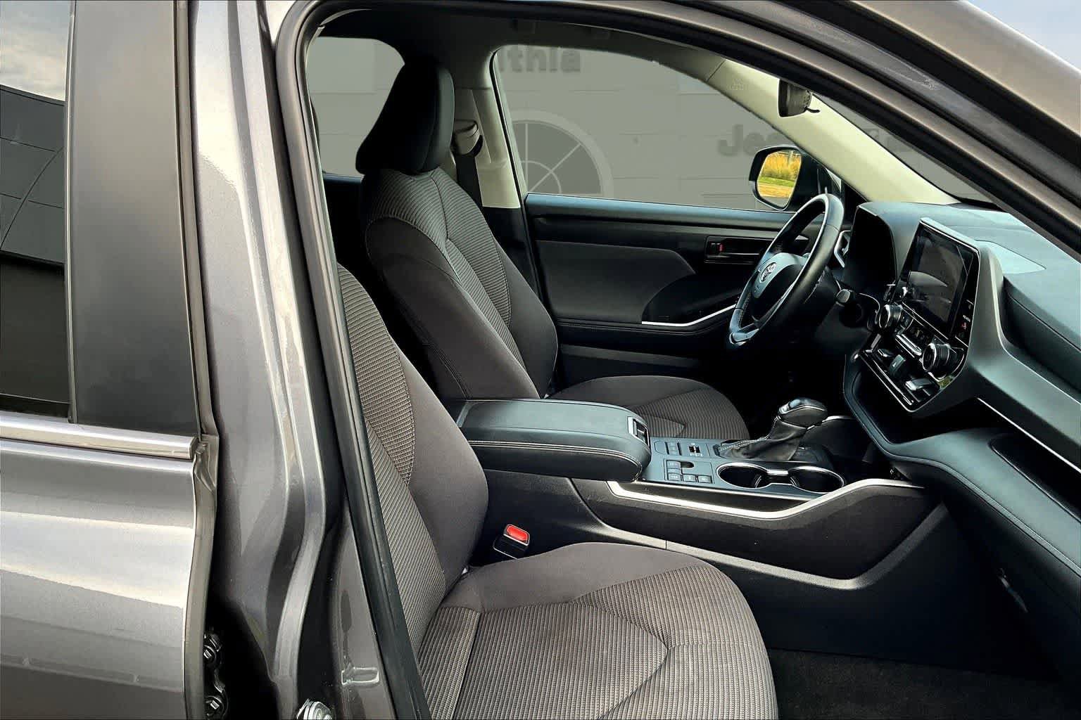 Used 2024 Toyota Highlander LE image 14