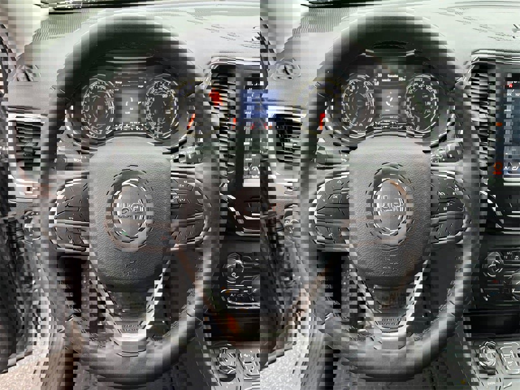 Used 2021 Jeep Cherokee Latitude Lux w/ Comfort/Convenience Group image 15