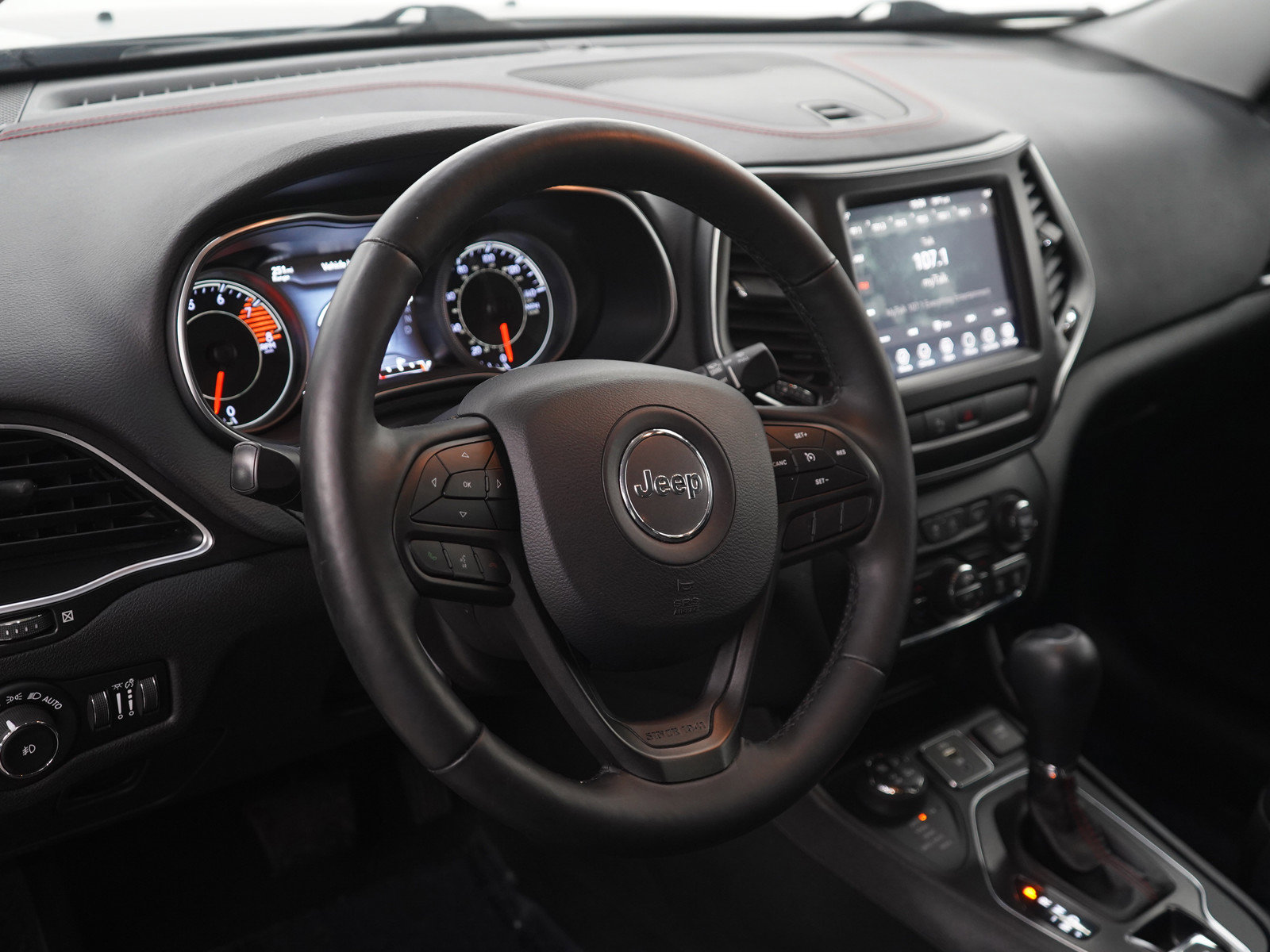 Used 2019 Jeep Cherokee Trailhawk w/ Cold Weather Group image 19