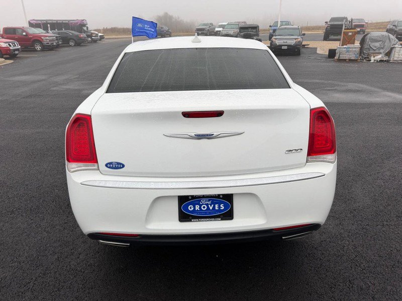 Used 2019 Chrysler 300 Touring w/ Chrome Appearance Package image 6
