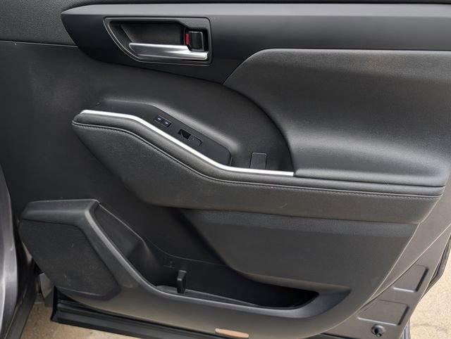 Used 2023 Toyota Highlander XLE FWD image 38