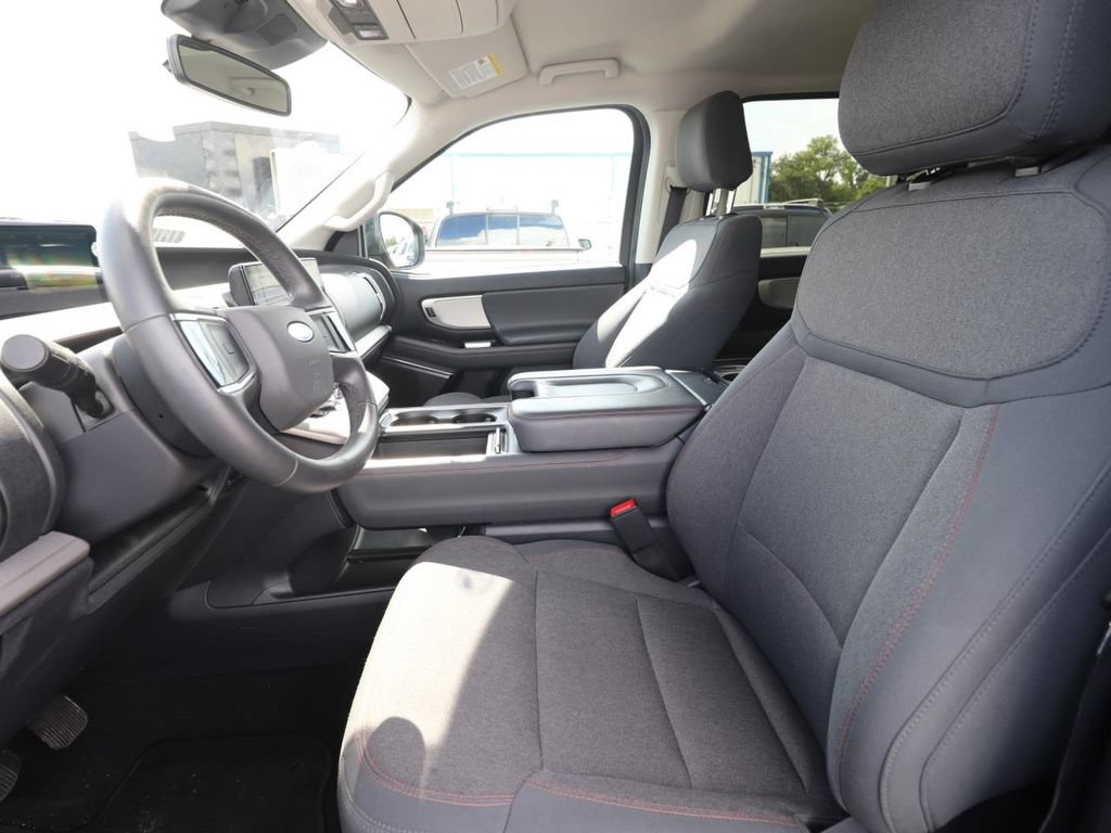 Used 2025 Ford Expedition Active RWD image 2