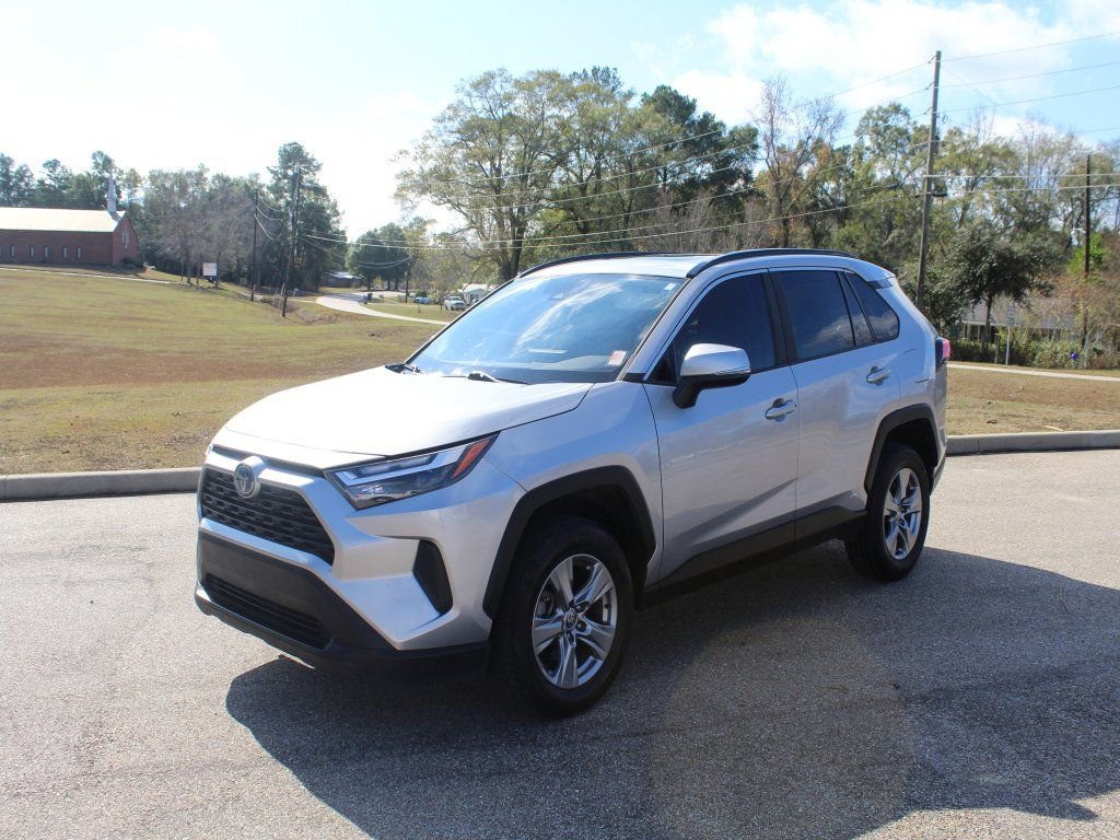 Used 2022 Toyota RAV4 XLE w/ Convenience Package image 2