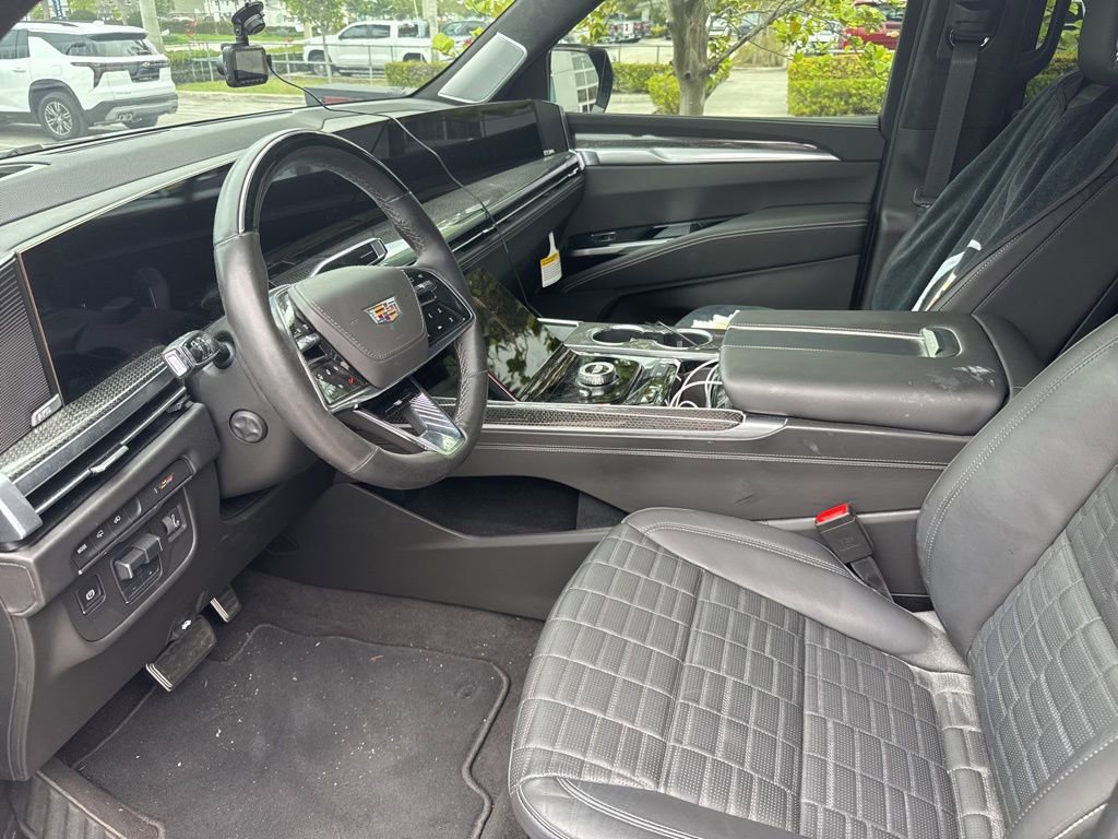Used 2025 Cadillac Escalade ESV V w/ LPO, ONYX Package image 4