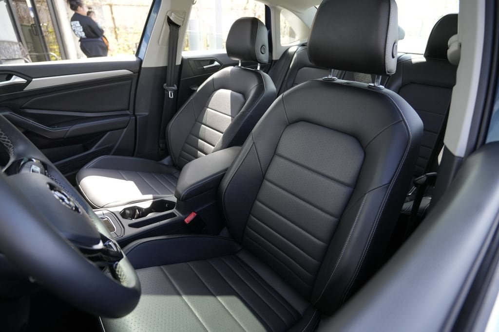 Used 2021 Volkswagen Jetta SE w/ SE Cold Weather Package FWD image 17