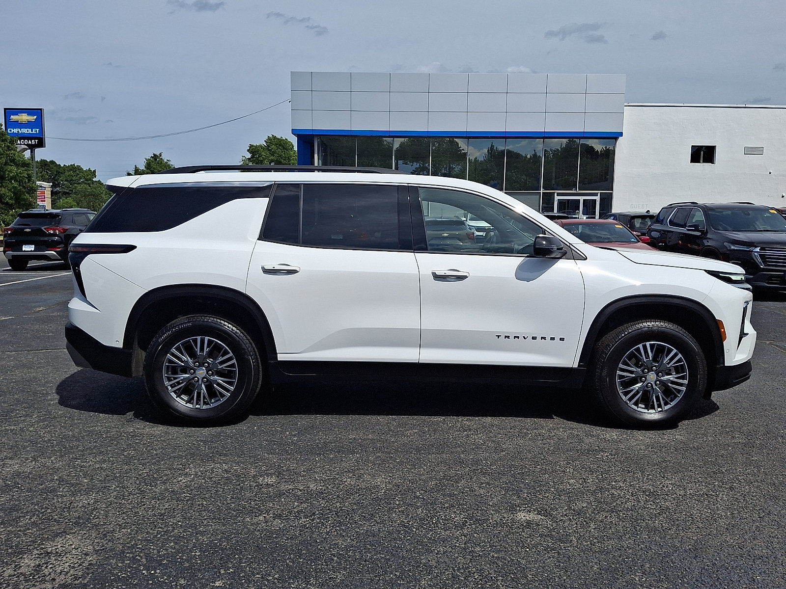 Used 2025 Chevrolet Traverse LT w/ Enhanced Driving Package FWD image 8