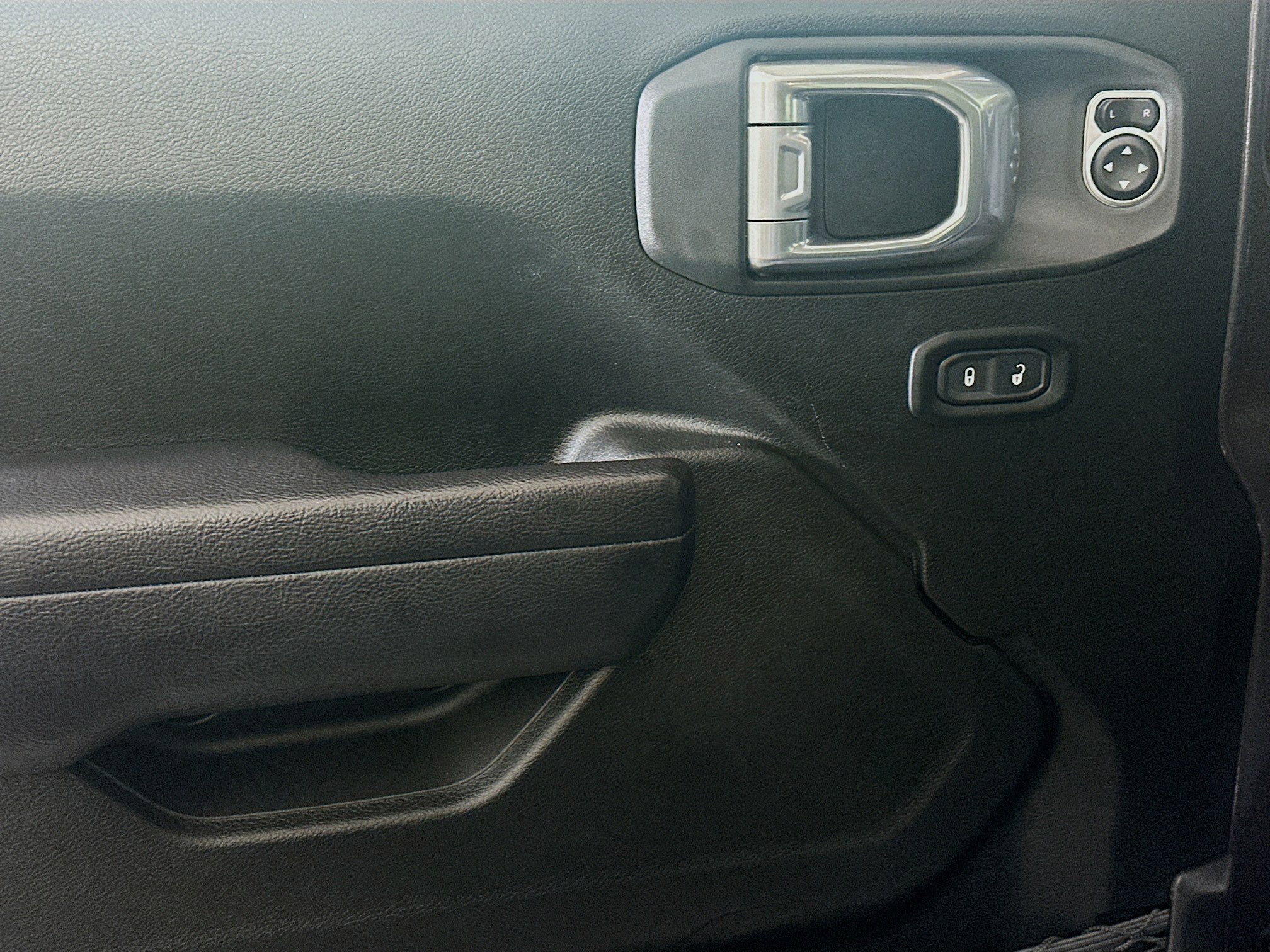 Used 2024 Jeep Wrangler Unlimited AWD/4WD image 15
